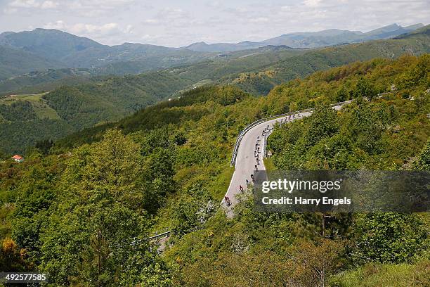 The peloton descends down from the Passo Cento Croci during the eleventh stage of the 2014 Giro d'Italia, a 249km medium mountain stage between...