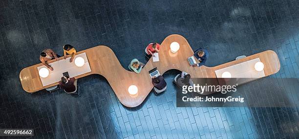overhead view of business meetings - group of people table stockfoto's en -beelden