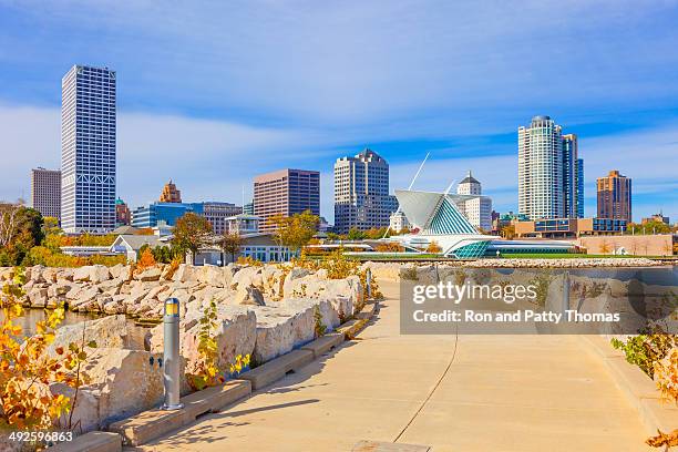 vista panorâmica para milwaukee, wi - milwaukee skyline - fotografias e filmes do acervo