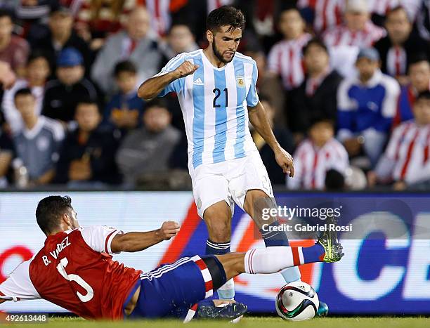 Emmanuel Mas of Argentina fights for the ball with Bruno Valdez of Paraguay during a match between Paraguay and Argentina as part of FIFA 2018 World...