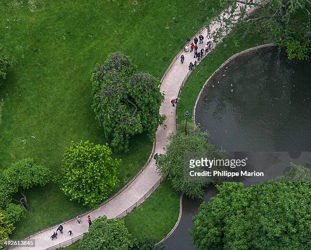 aerial view of a curving path in a paris park - aerial park stockfoto's en -beelden