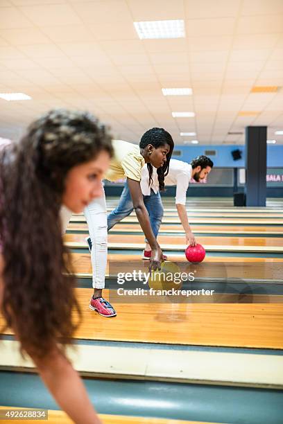 spielen sie bowling, glück spieler - teen awards stock-fotos und bilder