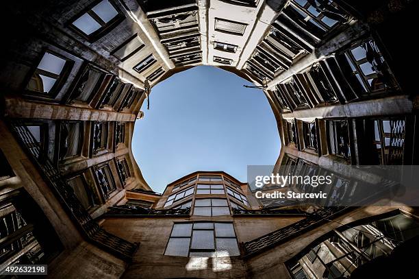 casa mila in barcelona, spanien - casa milà stock-fotos und bilder