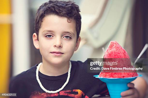 boy with hawaiian shave ice - shaved ice stockfoto's en -beelden