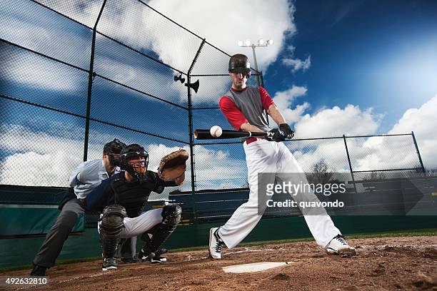 jugador de béisbol golpear la pelota - baseball umpire fotografías e imágenes de stock
