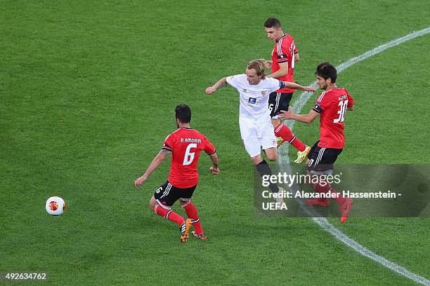Ivan Rakitic of Sevilla takes on Ruben Amorim , Guilherme Siqueira and Andre Gomes of Benfica during the UEFA Europa League Final 2014 between...