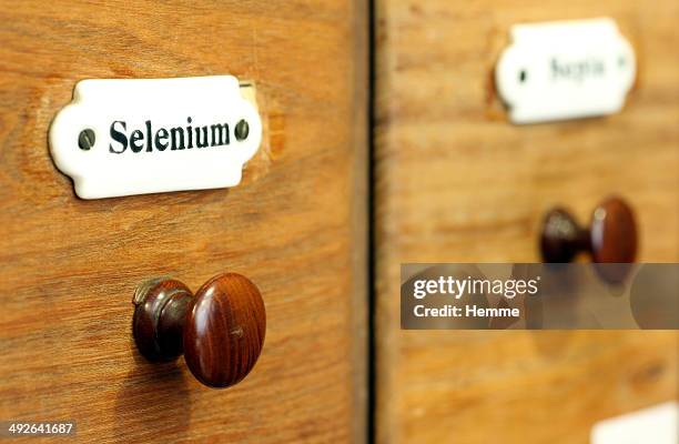 a wooden drawer in pharmacy containing the chemical element selenium - se stockfoto's en -beelden