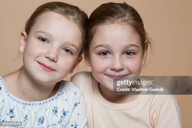 portrait of two girls smiling, close-up - hazel bond fotografías e imágenes de stock