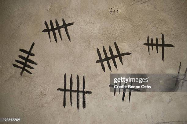 counting with tally marks on wall, close-up - strichliste stock-fotos und bilder