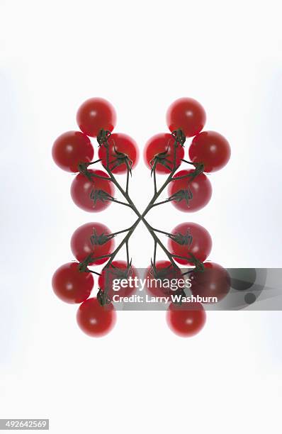 a digital composite of mirrored images of an arrangement of red currants - rode bes stockfoto's en -beelden