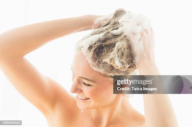 beautiful woman washing hair - femme shampoing photos et images de collection