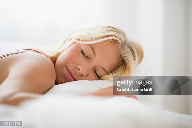 young woman sleeping, jersey city, new jersey, usa - auf dem bauch liegen stock-fotos und bilder