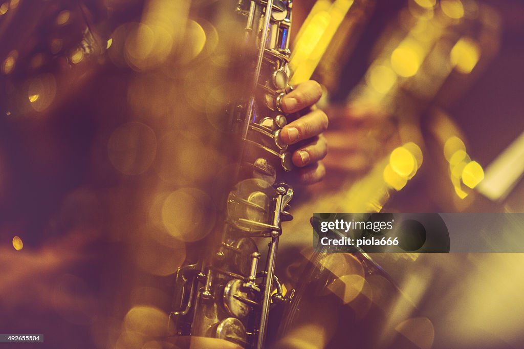 Tocando saxofón reproductores de música en vivo.