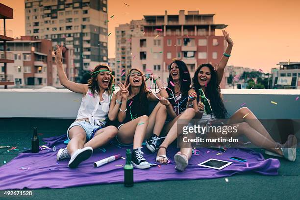 teenager-mädchen auf einer party auf dem dach - drunk girls stock-fotos und bilder