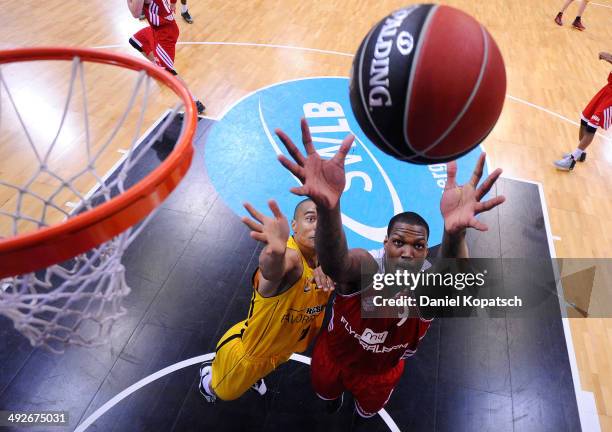 Deon Thompson of Muenchen is challenged by Shawn Huff of Ludwigsburg during the Beko BBL Playoffs semifinal match between MHP RIESEN Ludwigsburg and...