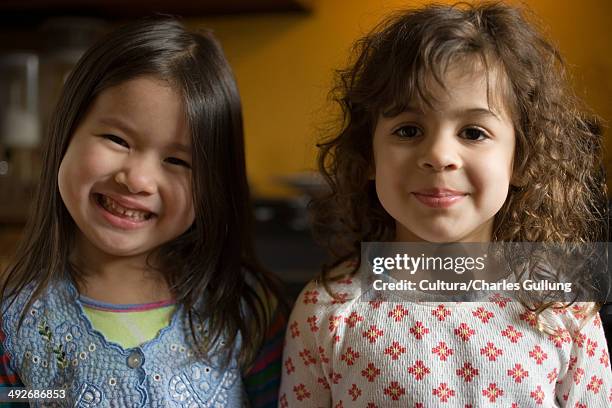 portrait of two young girls - cultura orientale photos et images de collection