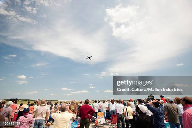 spectators at airshow - espectáculo aéreo fotografías e imágenes de stock
