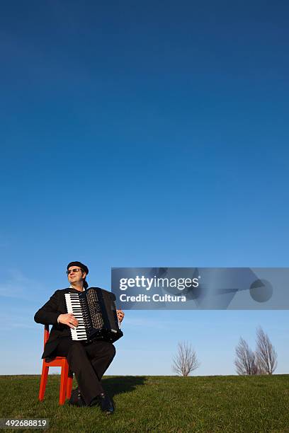 man playing accordion outdoors - accordionist - fotografias e filmes do acervo