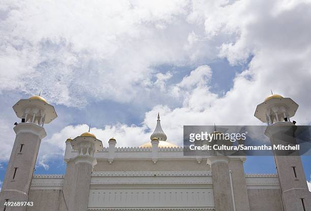 sultan omar ali saifuddin mosque, bandar seri bagawan, brunei - omar ali saifuddin mosque stock pictures, royalty-free photos & images