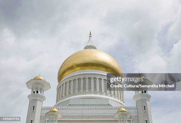 sultan omar ali saifuddin mosque, bandar seri bagawan, brunei - sultan omar ali saifuddin mosque stock-fotos und bilder