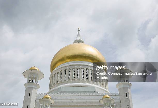 sultan omar ali saifuddin mosque, bandar seri bagawan, brunei - omar ali saifuddin mosque stock pictures, royalty-free photos & images