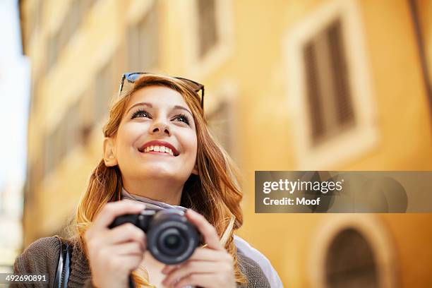 young woman with digital camera, rome, italy - appareil photo numérique photos et images de collection