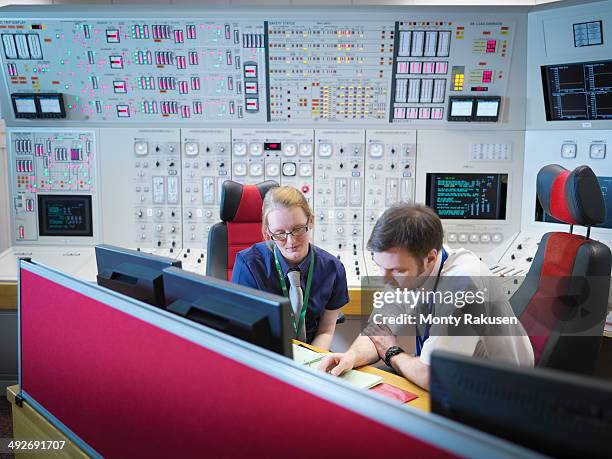 Process Operator Control Station Operator In Power Station Control Room Fotografías e imágenes de stock ...
