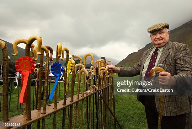 man holding a walking stick after prize giving - 全場總冠軍 個照片及圖片檔