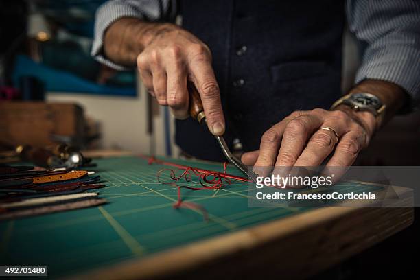 travail artisanal en cuir - maroquinerie photos et images de collection