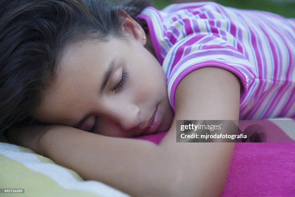 Espanha, Málaga, Menina (10-11) dormir ao ar livre