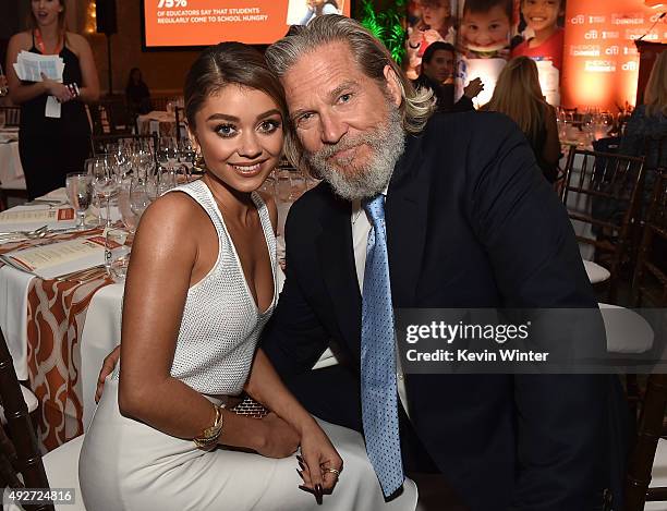 Actress Sarah Hyland and actor Jeff Bridges pose at the No Kid Hungry Benefit Dinner at the Four Seasons Hotel on October 14, 2015 in Los Angeles,...