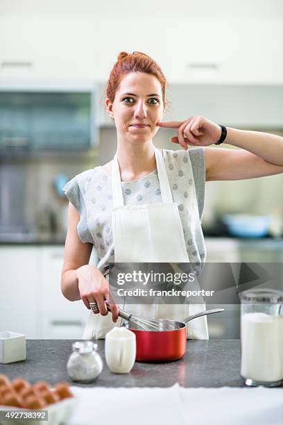 frau kochen einen kuchen in der küche - junge frau allein stock-fotos und bilder