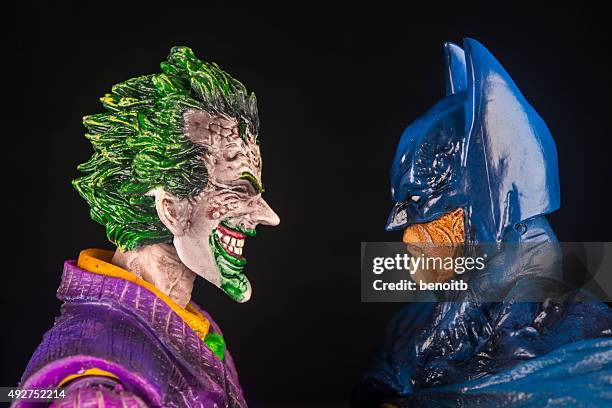 el joker y batman cara a cara - batman named work fotografías e imágenes de stock