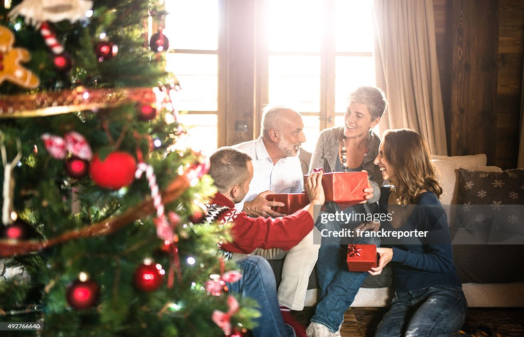 Familia en la sala de estar presenta exchancing de Navidad