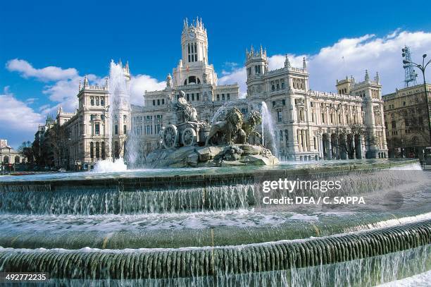 Plaza de Cibeles, the fountain of the same name and Cibeles Palace, currently Madrid City Hall, Madrid, Spain.