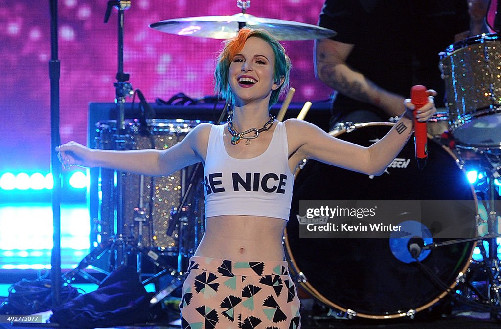 Fox's "American Idol" XIII Finale - Show