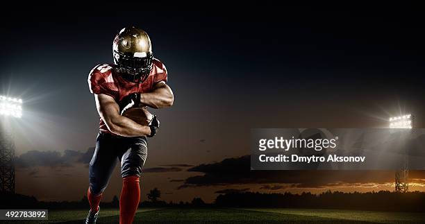 football americano in azione - placcare foto e immagini stock