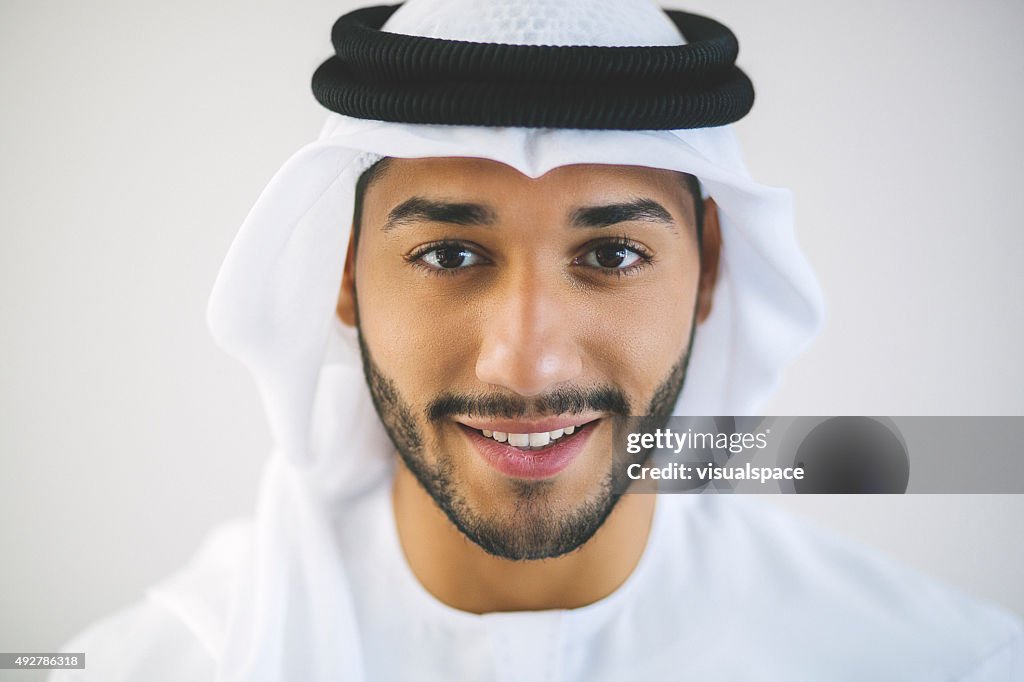 Horizontal Retrato de joven sonriente hombre árabe