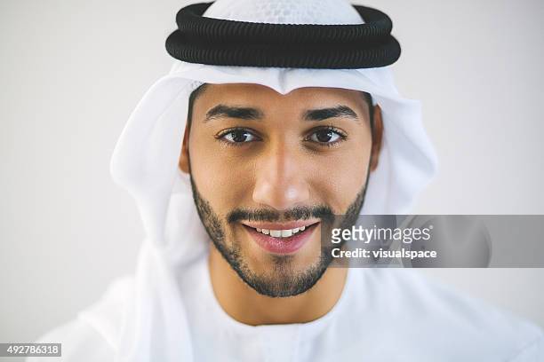 horizontal retrato de joven sonriente hombre árabe - emirati face smile fotografías e imágenes de stock