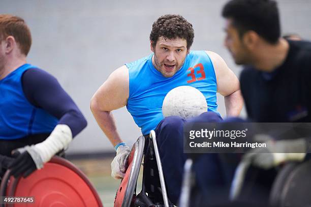 disabled male athlete playing wheelchair rugby - wheelchair rugby stockfoto's en -beelden