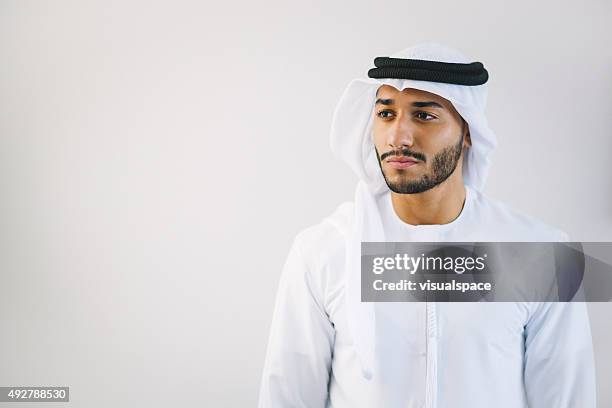 retrato de hombre joven arab con una gran cantidad de espacio de copia - emirati face smile fotografías e imágenes de stock