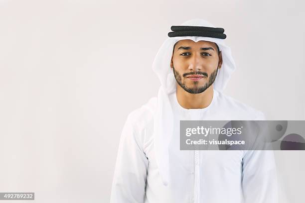 contenido joven hombre en ropa tradicional árabe - emirati face smile fotografías e imágenes de stock