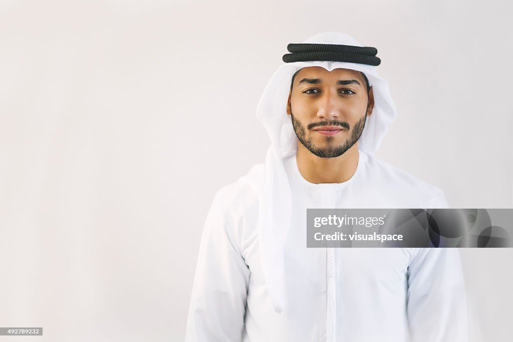 Contenuto giovane uomo in costume tradizionale arabo