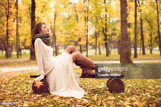 hermosa mujer disfrutando en otoño - woman boots fotografías e imágenes de stock
