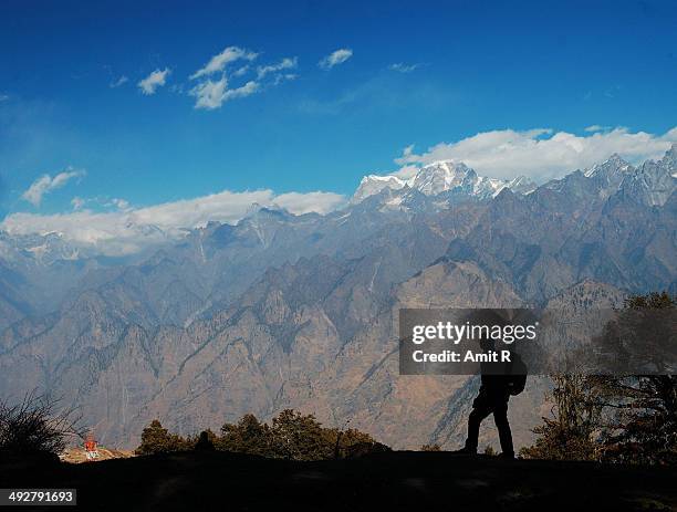 silhouette of trekker against mountain - uttarákhand fotografías e imágenes de stock