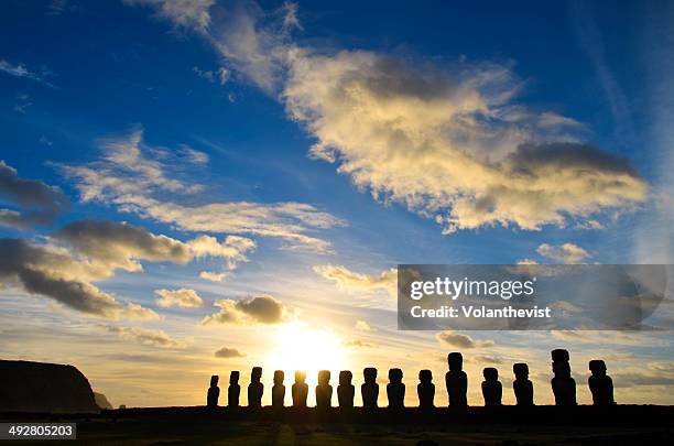 travel. moai in ahu tongariki at sunrise - easter_island stock pictures, royalty-free photos & images