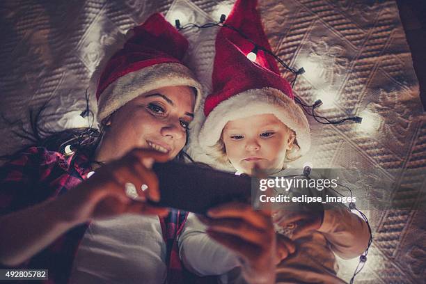 weihnachten-vergnügen - familie hell weiss stock-fotos und bilder