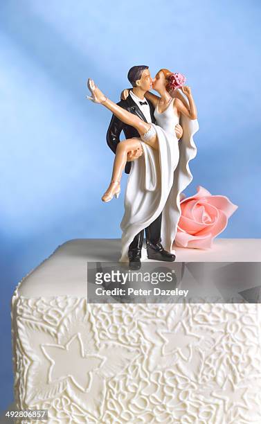 just married wedding cake figurine - wedding cake figurine stock-fotos und bilder