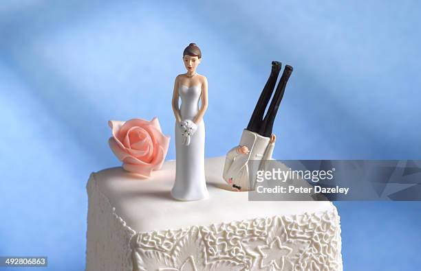 divorce/girl power - bröllopstårtsfigur bildbanksfoton och bilder