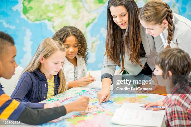 aprendizaje la geografía en clase - história fotografías e imágenes de stock